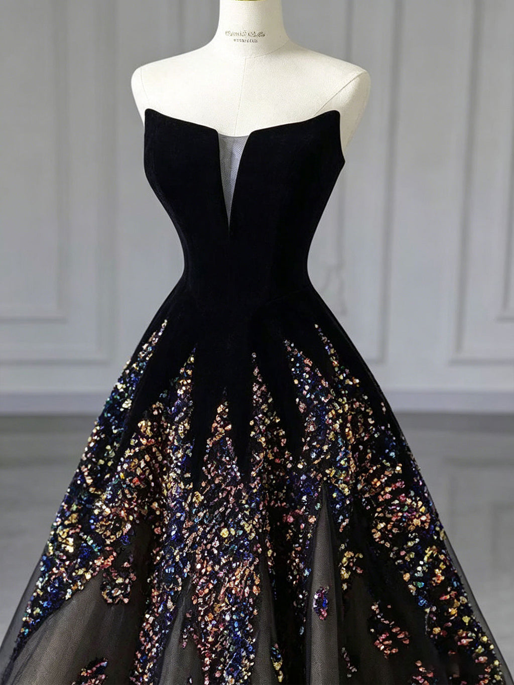 Black Strapless Deep V Iridescent Ombre Sequin Tulle A-Line Ball Gown Formal Evening Dress